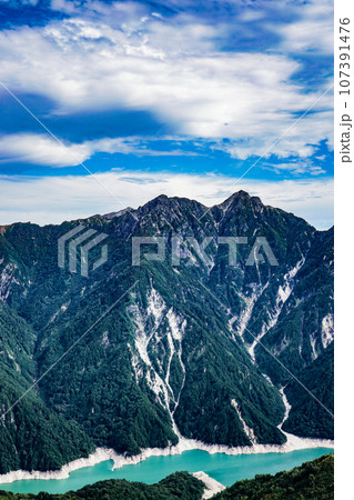 富山県立山黒部アルペンルートからの立山連峰の景色 富山県立山黒部アルペンルートからの立山連峰の景色 107391476