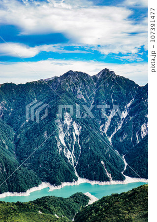 富山県立山黒部アルペンルートからの立山連峰の景色 富山県立山黒部アルペンルートからの立山連峰の景色 107391477