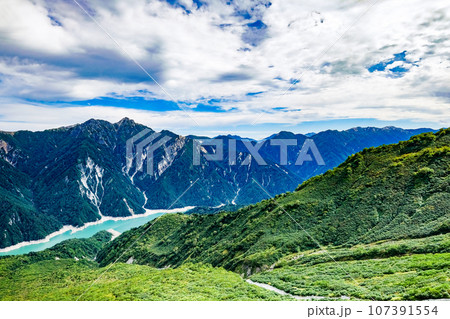 富山県立山黒部アルペンルートからの立山連峰の景色 富山県立山黒部アルペンルートからの立山連峰の景色 107391554