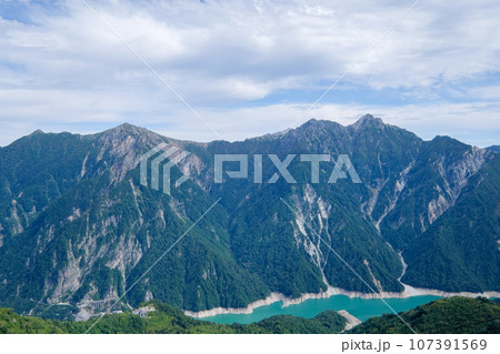富山県立山黒部アルペンルートからの立山連峰の景色 富山県立山黒部アルペンルートからの立山連峰の景色 107391569