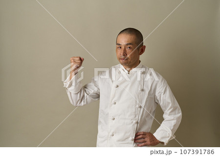 ガッツポーズするシェフ 107391786