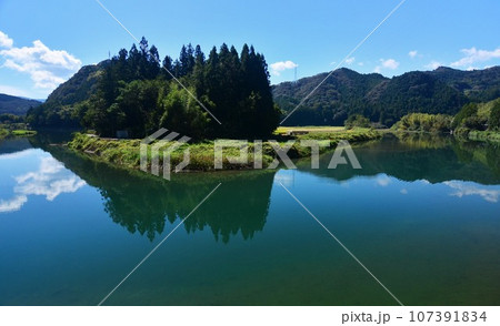高知県佐川町　仁淀川支流柳瀬川　静寂の時 107391834