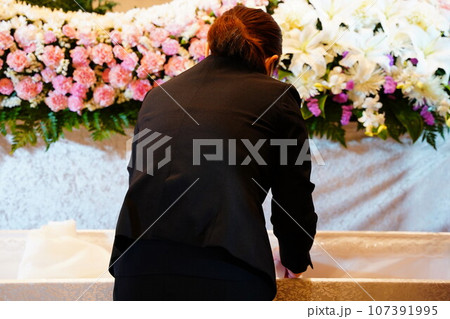 故人の身なりを整えるセレモニーレディー 107391995
