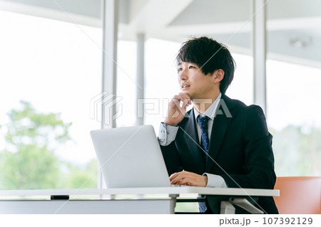 ノートパソコンを使う若いビジネスマン（勉強会・研修・会議・講習会・ワークショップ・イベント） 107392129