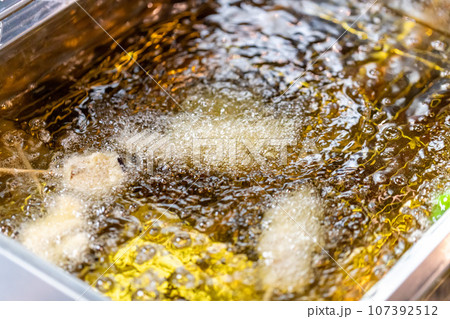 串揚げ調理中 107392512