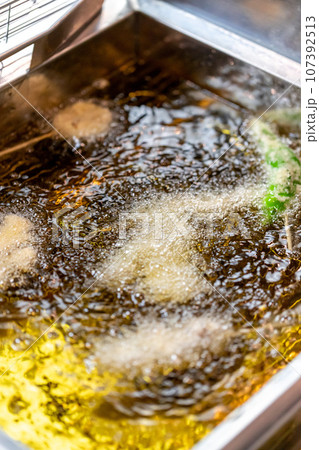 串揚げ調理中 107392513