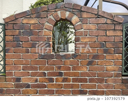 アンティーク煉瓦の塀 perming背景素材 アンティーク煉瓦の塀 perming背景素材 107392579
