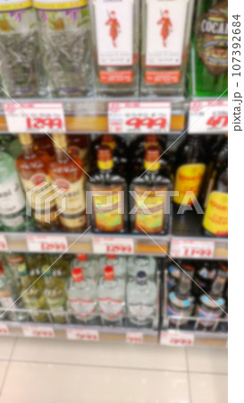 酒屋の陳列棚に並んだ洋酒のぼかしがはいった画像 酒屋の陳列棚に並んだ洋酒のぼかしがはいった画像 107392684