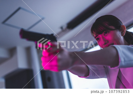 映画のワンシーン　銃撃戦 107392853