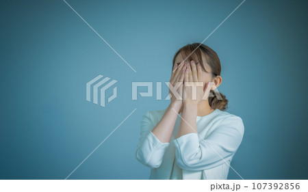 落ち込む女性 落ち込む女性 107392856