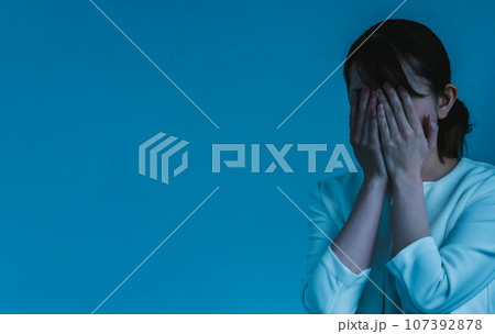 顔を覆う女性 顔を覆う女性 107392878