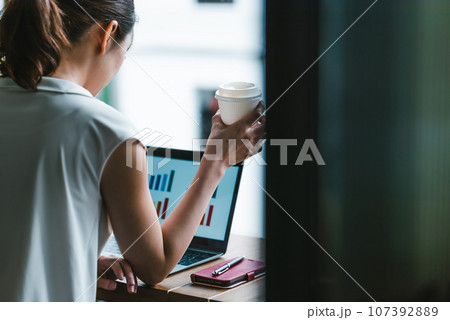 コワーキングスペースで仕事をす女性 コワーキングスペースで仕事をす女性 107392889