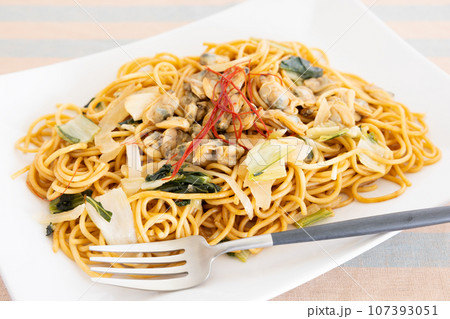 美味しいアサリのパスタ、バターしょうゆ味 美味しいアサリのパスタ、バターしょうゆ味 107393051