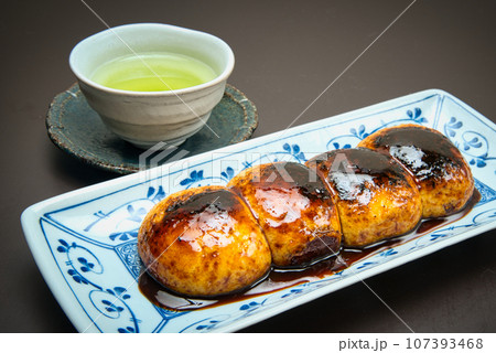 群馬県民のソウルフード　つややかな照りのあるおいしそうな焼きまんじゅう 107393468