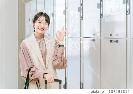 駅・商業施設のコインロッカーに荷物を預ける女性 駅・商業施設のコインロッカーに荷物を預ける女性 107393814
