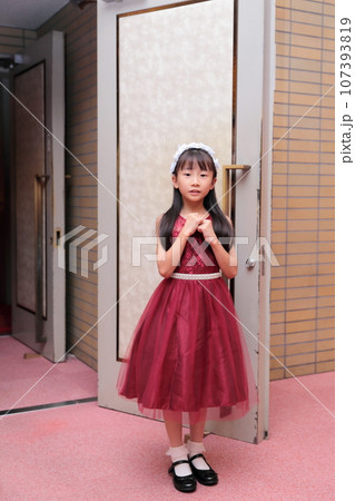 ドレスを着た小学生の女の子 ドレスを着た小学生の女の子 107393819
