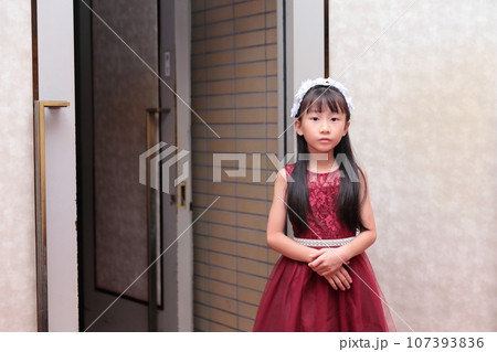ドレスを着た小学生の女の子 ドレスを着た小学生の女の子 107393836