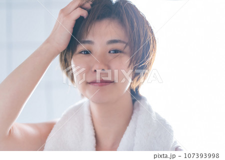 朝の身支度：洗面所にいる女性ポートレート 107393998