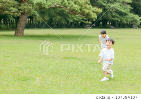 公園で追いかけっこする活発な子供達・兄弟・走る・短距離走 107394107