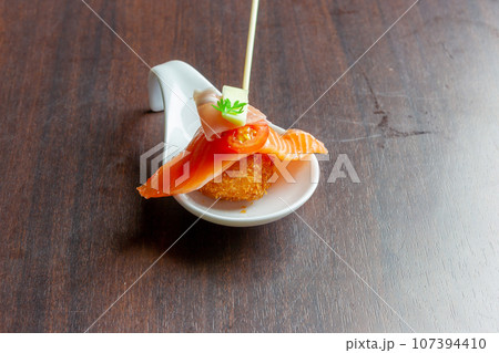 サーモンの寿司カツ串揚げ サーモンの寿司カツ串揚げ 107394410