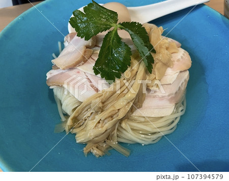 昆布水つけ麺 昆布の旨みが溶け込んだ透き通ったつけ麺 昆布水つけ麺 昆布の旨みが溶け込んだ透き通ったつけ麺 107394579