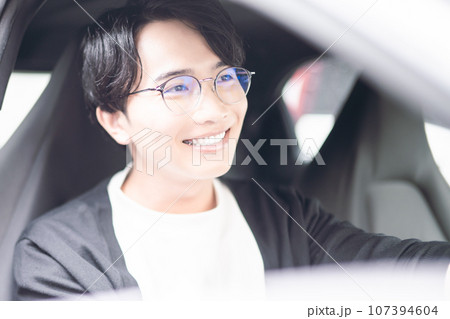 シェアカーで運転する若い男性 シェアカーで運転する若い男性 107394604
