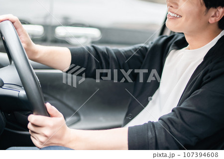 車で出かける若い男性　顔無し 107394608