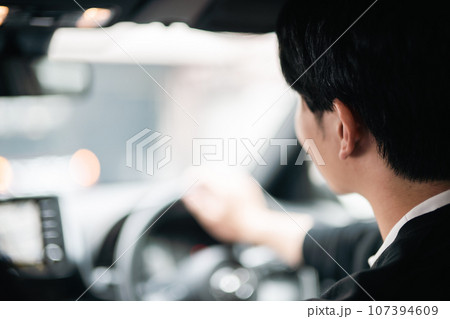 車の運転をする若い男性　顔無し　 107394609