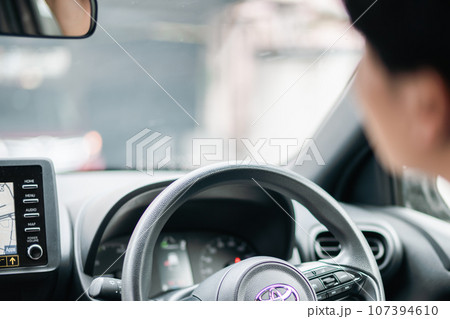車の運転をする若い男性　顔無し　 107394610