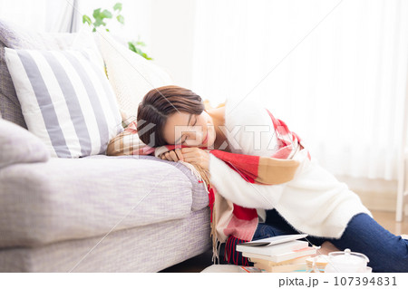リビングでお昼寝をする女性 リビングでお昼寝をする女性 107394831
