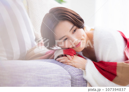 リビングでお昼寝をする女性 リビングでお昼寝をする女性 107394837