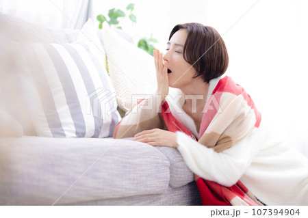 リビングでくつろぐ女性 リビングでくつろぐ女性 107394904