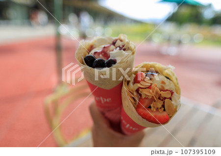 外のテラス席で食べるクレープ 外のテラス席で食べるクレープ 107395109