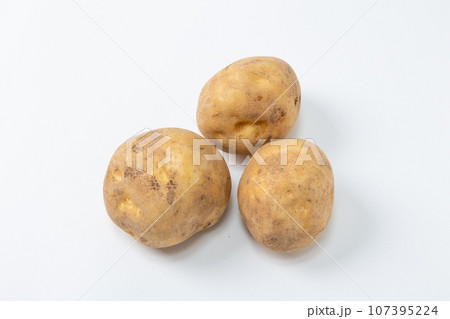 じゃがいも3個の素材画像「中央俯瞰」 107395224