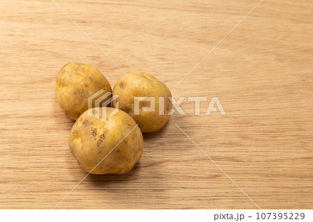 木の板に置いた3つのじゃがいも「右空き」 107395229