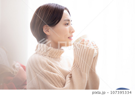 リビングでくつろぐ女性 107395334