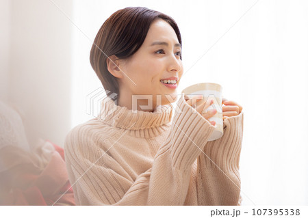 リビングでくつろぐ女性 リビングでくつろぐ女性 107395338