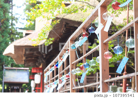 夏の神社と色とりどりの風鈴 107395541