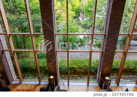 リゾートホテルのロビーの風景 107395788