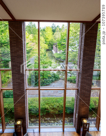 リゾートホテルのロビーの風景 107395789