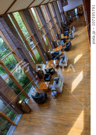 リゾートホテルのロビーの風景 107395791