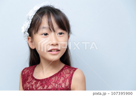 ドレスを着た小学生の女の子 ドレスを着た小学生の女の子 107395900