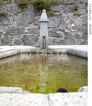 Simple fountain in the mountains of Italy 107396151