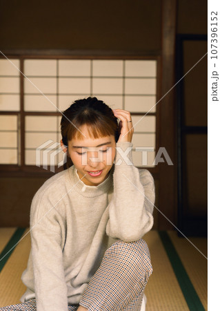 ワーケーションしている女性のポートレート 107396152