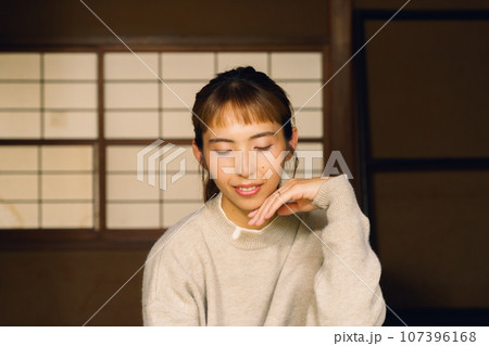 ワーケーションしている女性のポートレート ワーケーションしている女性のポートレート 107396168
