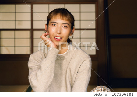 ワーケーションしている女性のポートレート 107396181