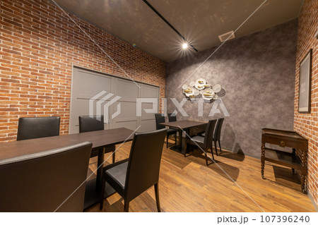 飲食店の店内風景 107396240