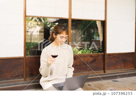 ワーケーションしている女性のポートレート ワーケーションしている女性のポートレート 107396255