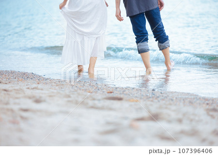 カップル 海 裸足 カップル 海 裸足 107396406