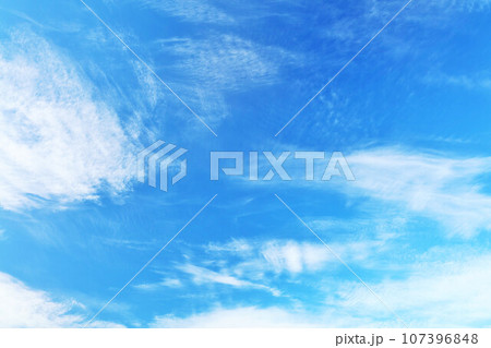 秋の青空と雲 秋の青空と雲 107396848